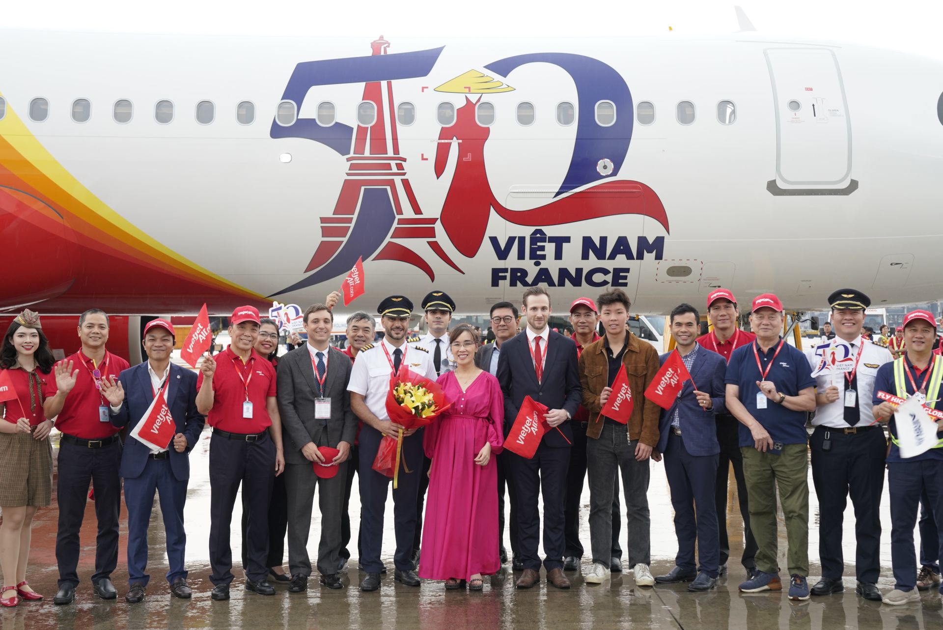 Đại diện Tổng lãnh sự Pháp tại TP.HCM cùng lãnh đạo, cán bộ nhân viên Vietjet đón tàu bay mới về tới Việt Nam.