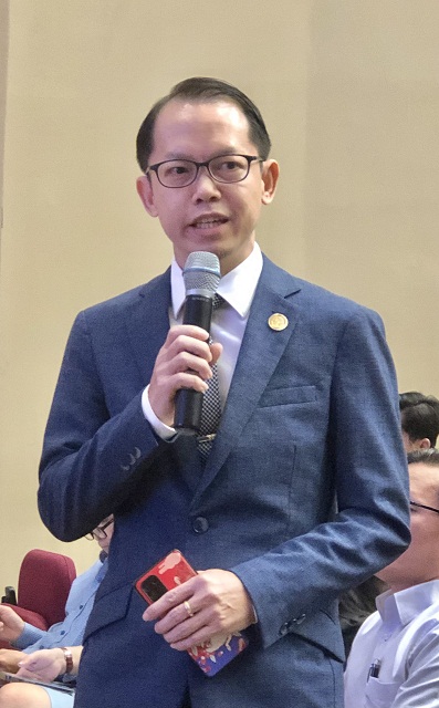 Đại diện DN phát biểu y kiến và đặt câu hỏi đối với Lãnh đạo TP.HCM và các tỉnh Vùng DHTB. Ảnh: Viết Hiền Đại diện DN phát biểu y kiến và đặt câu hỏi đối với Lãnh đạo TP.HCM và các tỉnh Vùng DHTB. Ảnh: Viết Hiền