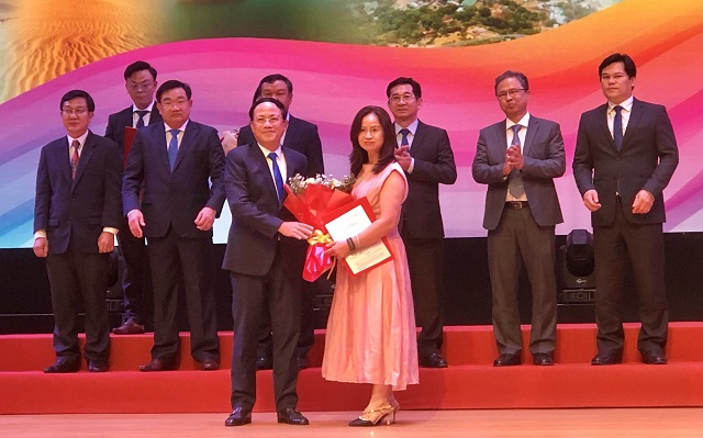 Lễ trao Quyết định chủ trương đầu tư và trao Biên bản ghi nhớ hợp tác đầu tư. Ảnh: Viết Hiền Lễ trao Quyết định chủ trương đầu tư và trao Biên bản ghi nhớ hợp tác đầu tư. Ảnh: Viết Hiền