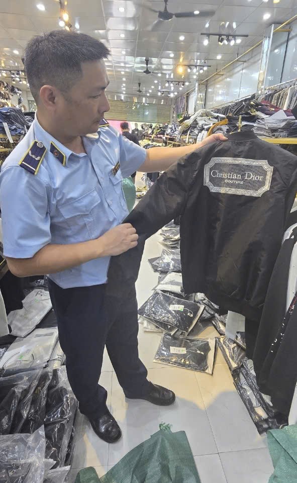 Tạm giữ gần 800 sản phẩm có dấu hiệu giả mạo nhãn hiệu, không rõ nguồn gốc xuất xứ