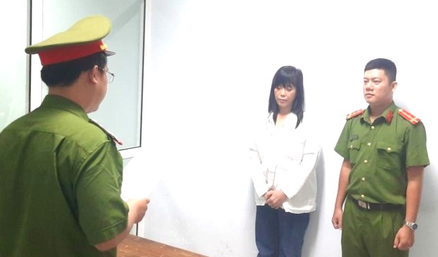 Cơ quan Cảnh sát điều tra Công an TP. Đà Nẵng tống đạt các quyết định đối với Ngô Vũ Thụy Nhã Trúc. Cơ quan Cảnh sát điều tra Công an TP. Đà Nẵng tống đạt các quyết định đối với Ngô Vũ Thụy Nhã Trúc.