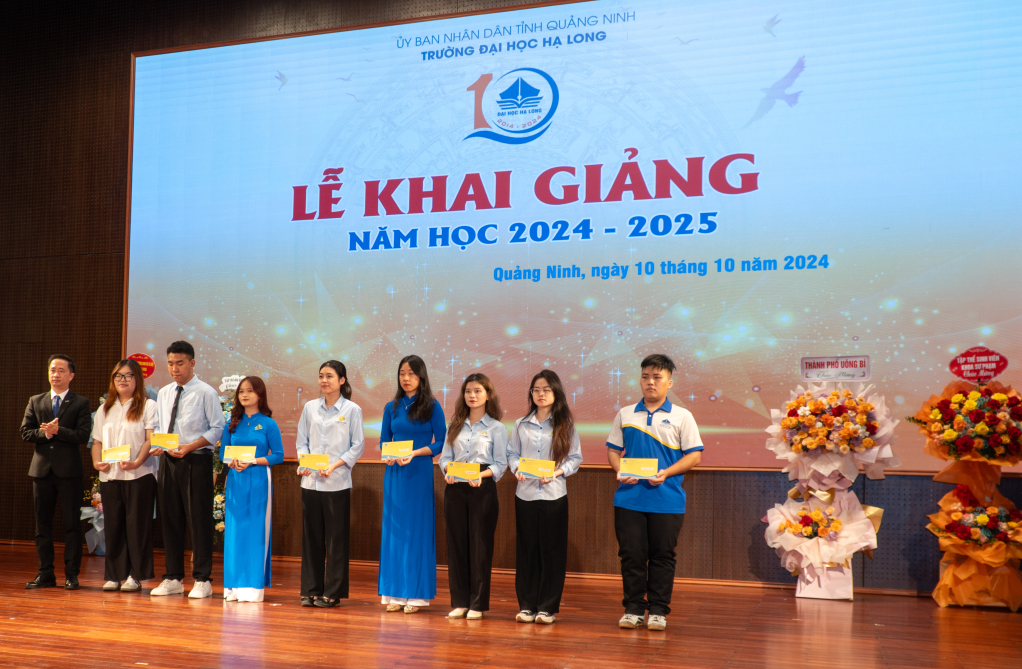 Doanh nghiệp trao học bổng cho các sinh viên có thành tích học tập, rèn luyện xuất sắc năm học 2023-2024.
