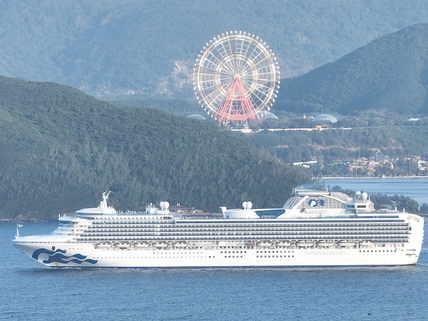 Tàu du lịch Biển Quốc Tế đưa khách tới Vịnh Nha Trang