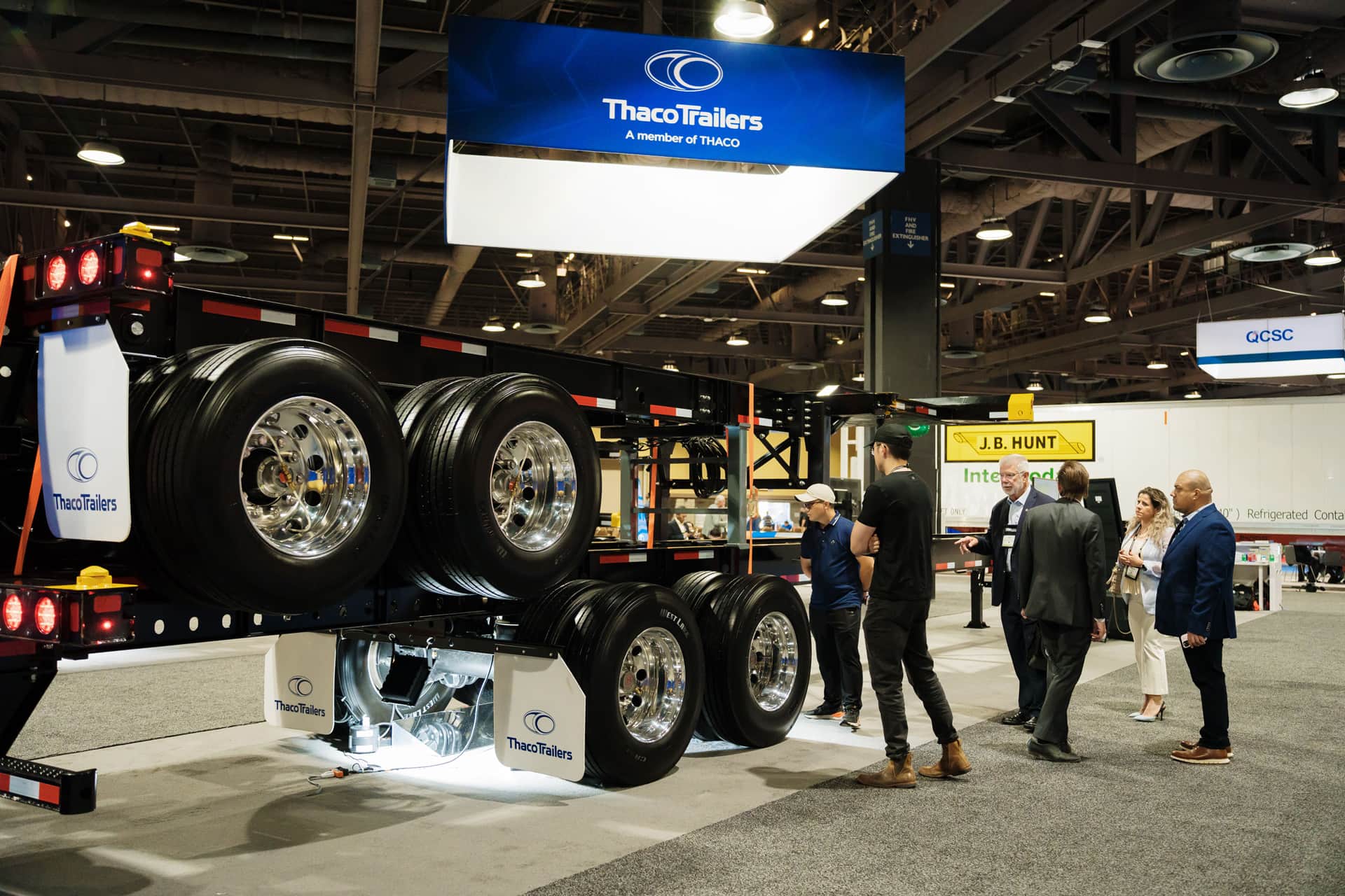 Các khách hàng tham quan gian hàng của Thaco Trailers tại triển lãm Các khách hàng tham quan gian hàng của Thaco Trailers tại triển lãm