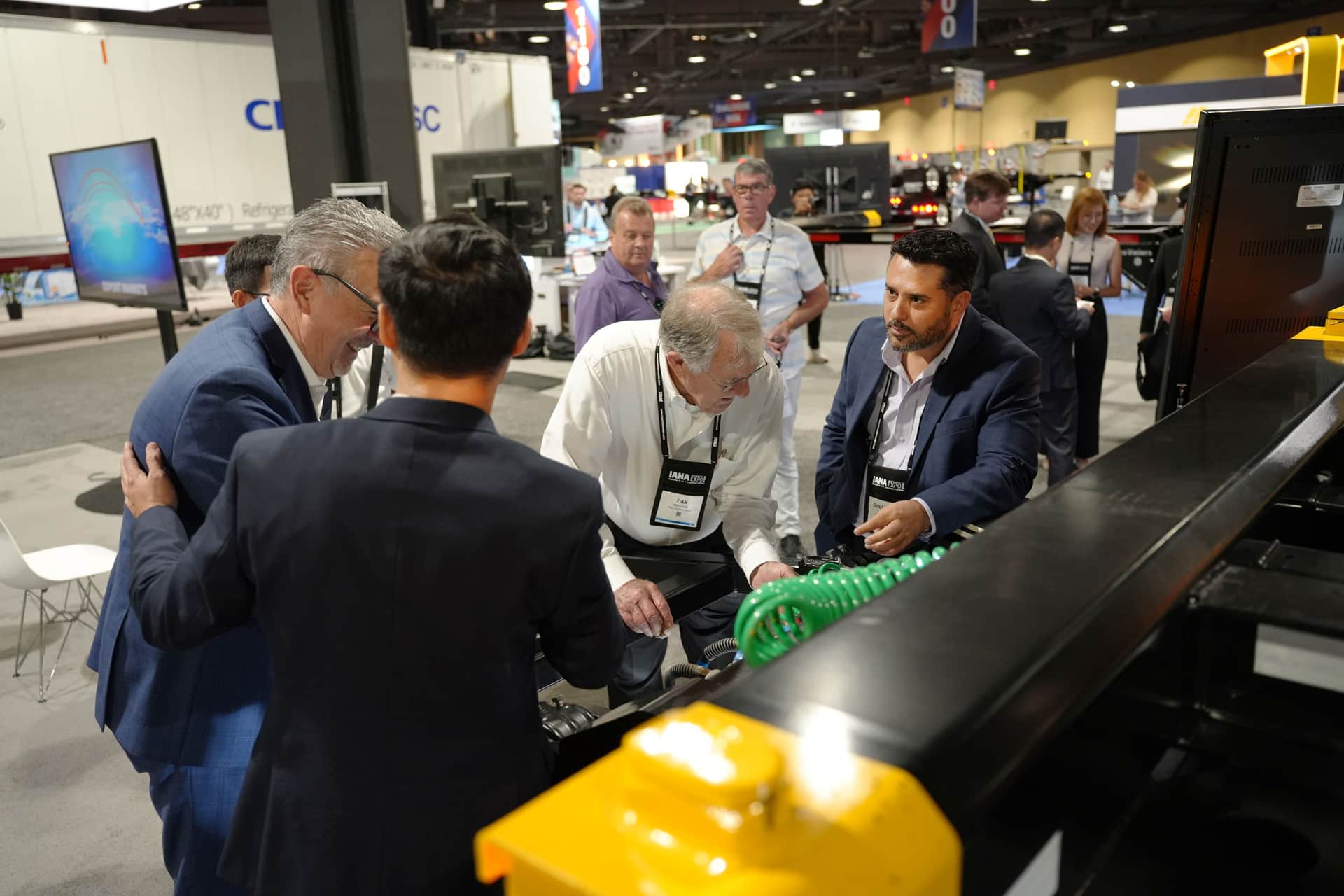 Khách hàng tìm hiểu, trao đổi về công nghệ, sản phẩm của Thaco Trailers Khách hàng tìm hiểu, trao đổi về công nghệ, sản phẩm của Thaco Trailers