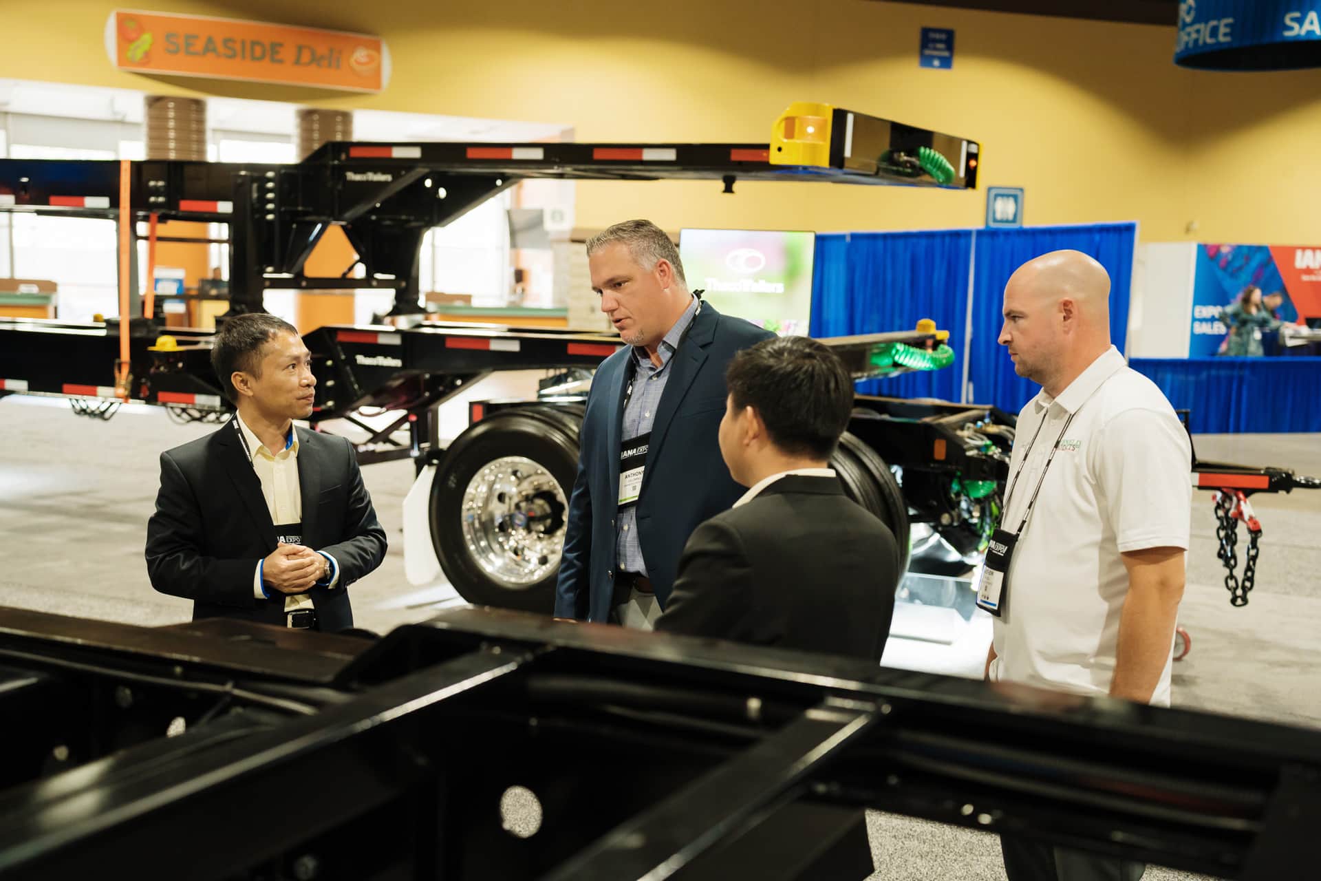 Khách hàng và Thaco Trailers trao đổi về sản phẩm sơ mi rơ moóc dành cho thị trường Bắc Mỹ Khách hàng và Thaco Trailers trao đổi về sản phẩm sơ mi rơ moóc dành cho thị trường Bắc Mỹ