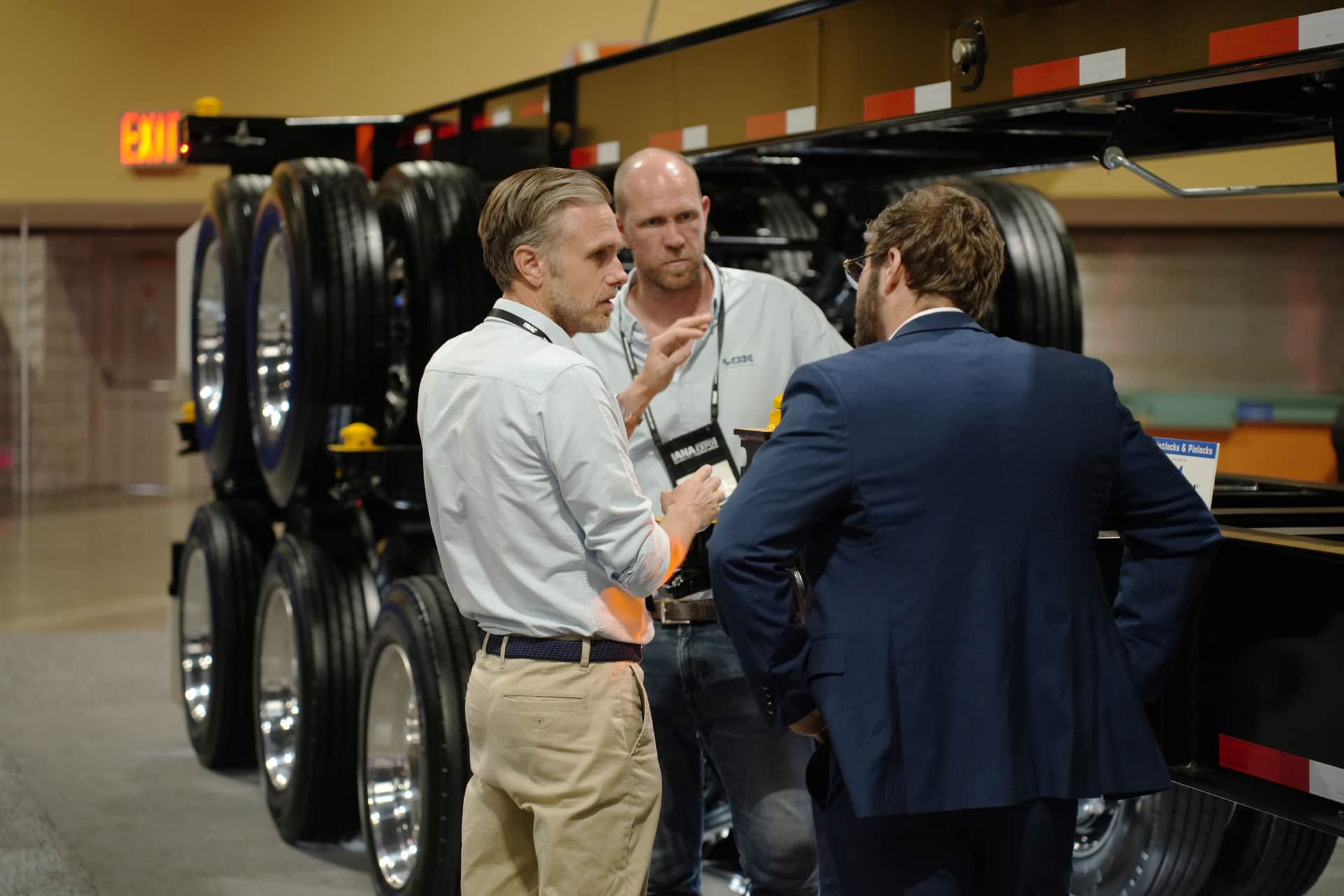 Các đối tác, khách hàng tìm hiểu, trao đổi về sản phẩm sơ mi rơ moóc Thaco Trailers Các đối tác, khách hàng tìm hiểu, trao đổi về sản phẩm sơ mi rơ moóc Thaco Trailers