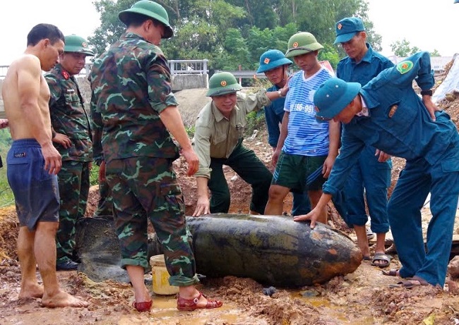 Quả bom được đưa lên khỏi mặt đất.