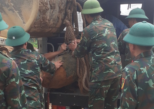 Lực lượng chức năng di chuyển quả bom rời khỏi hiện trường.