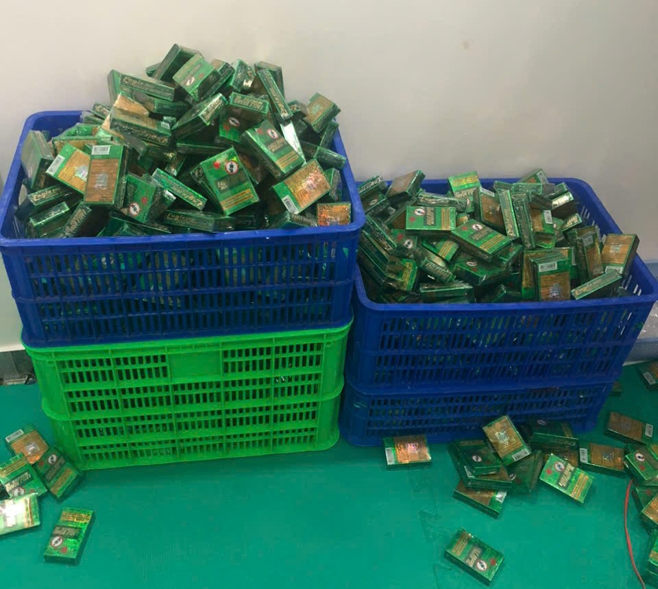 Long An bắt nhóm đối tượng sản xuất dầu gió giả quy mô lớn