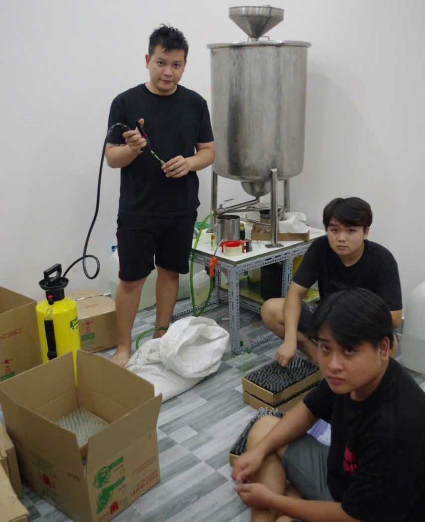 Đối tượng Trương Thế An (đứng) được xác định cầm đầu việc sản xuất dầu gió giả