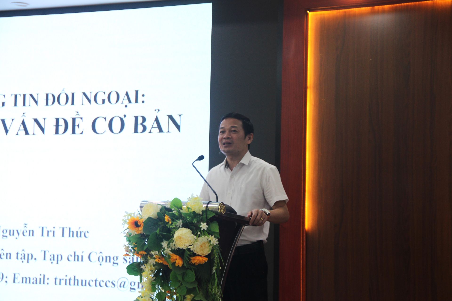 ông Nguyễn Tri Thức, Ủy viên Ban Biên tập, Trưởng ban Chuyên đề và Chuyên san, Tạp chí Cộng sản, báo cáo viên của lớp tập huấn thông tin về các chuyên đề tại chương trình