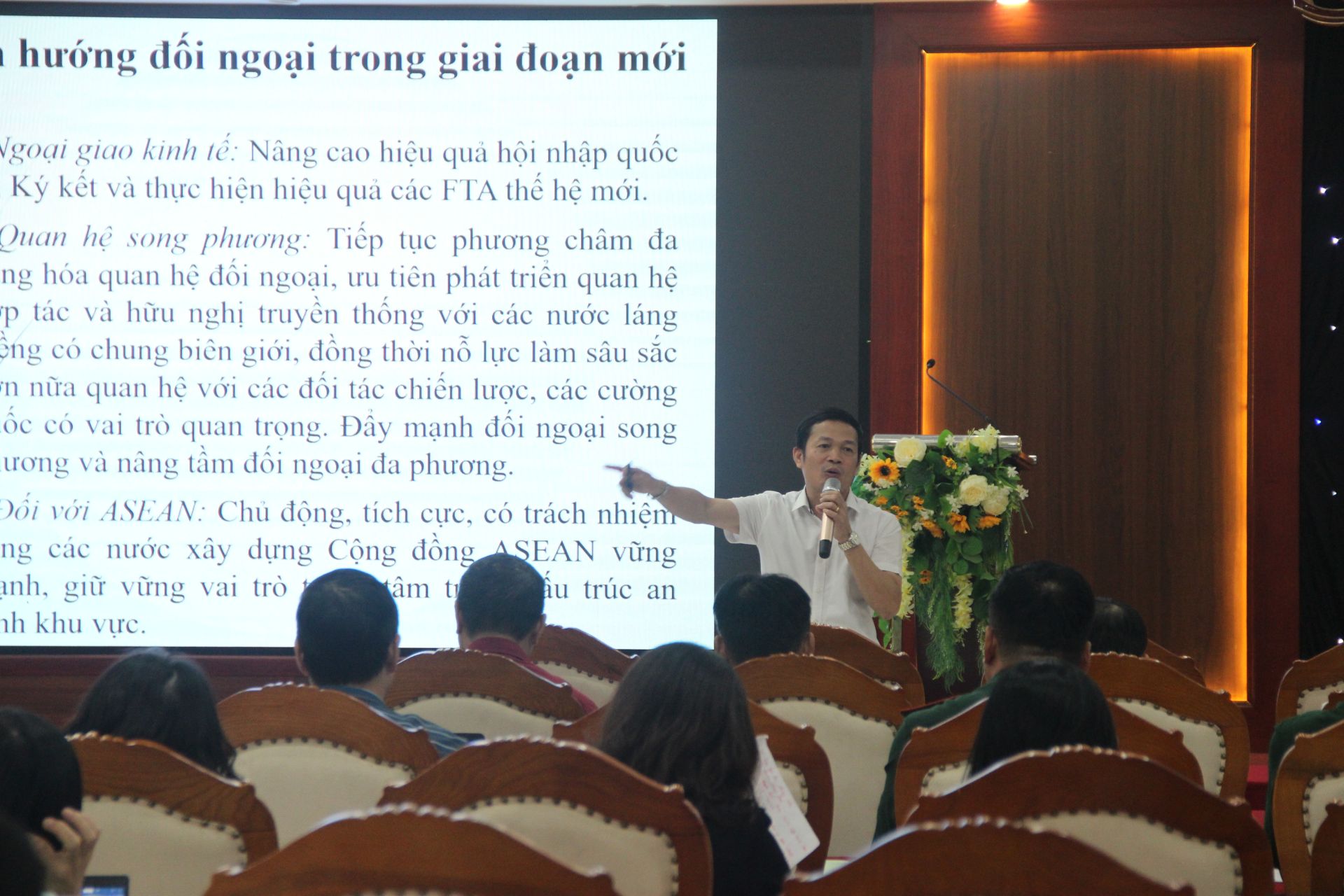 Bóa cáo viên thông tin cho các đại biểu về công tác thông tin đối ngoại trong giai đoạn hiện nay