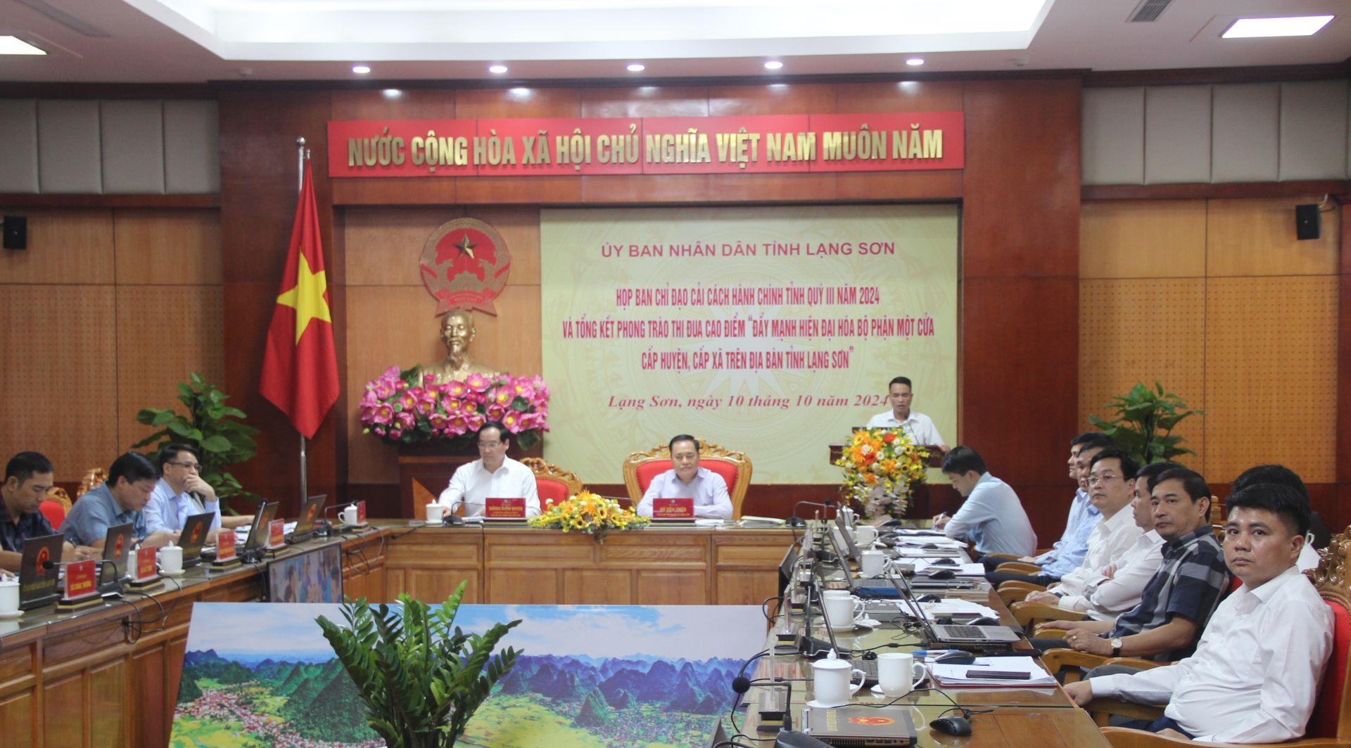 Quang cảnh cuộc họp