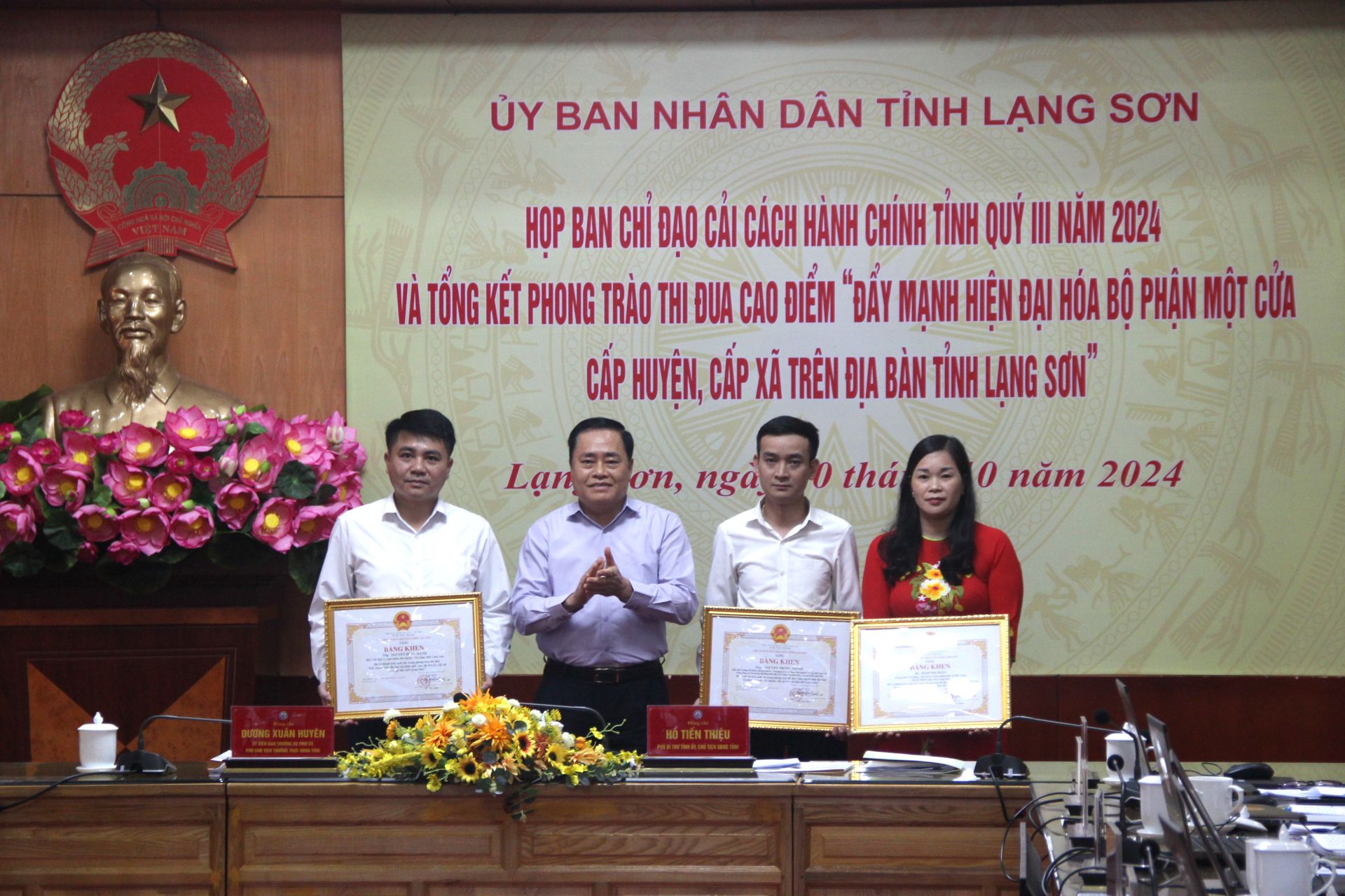 Chủ tịch UBND tỉnh Lạng Sơn Hồ Tiến Thiệu trao bằng khen cho các cá nhân có thành tích xuất sắc trong phong trào thi đua tại cuộc họp