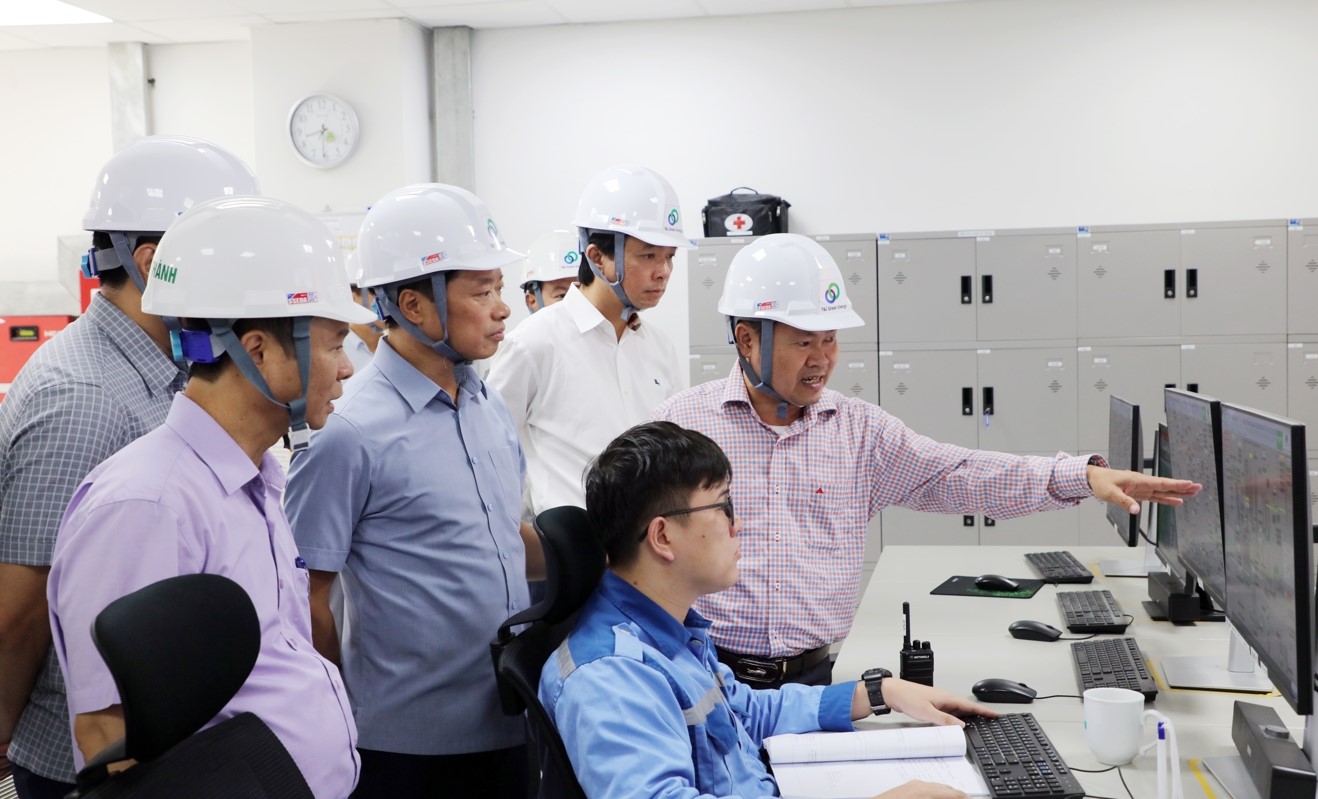 Phó Chủ tịch Thường trực UBND tỉnh Đào Quang Khải (thứ 2 từ trái qua) kiểm tra các chỉ số môi trường tại Nhà máy đốt rác phát điện thị xã Thuận Thành.