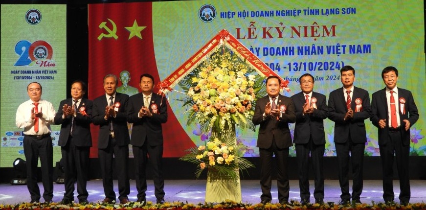 Đồng chí Hồ Tiến Thiệu, Phó Bí thư Tỉnh uỷ, Chủ tịch UBND tỉnh tặng hoa, chúc mừng Hiệp hội Doanh nghiệp tỉnh nhân dịp kỷ niệm 20 năm ngày Doanh nhân Việt Nam Đồng chí Hồ Tiến Thiệu, Phó Bí thư Tỉnh uỷ, Chủ tịch UBND tỉnh tặng hoa, chúc mừng Hiệp hội Doanh nghiệp tỉnh nhân dịp kỷ niệm 20 năm ngày Doanh nhân Việt Nam