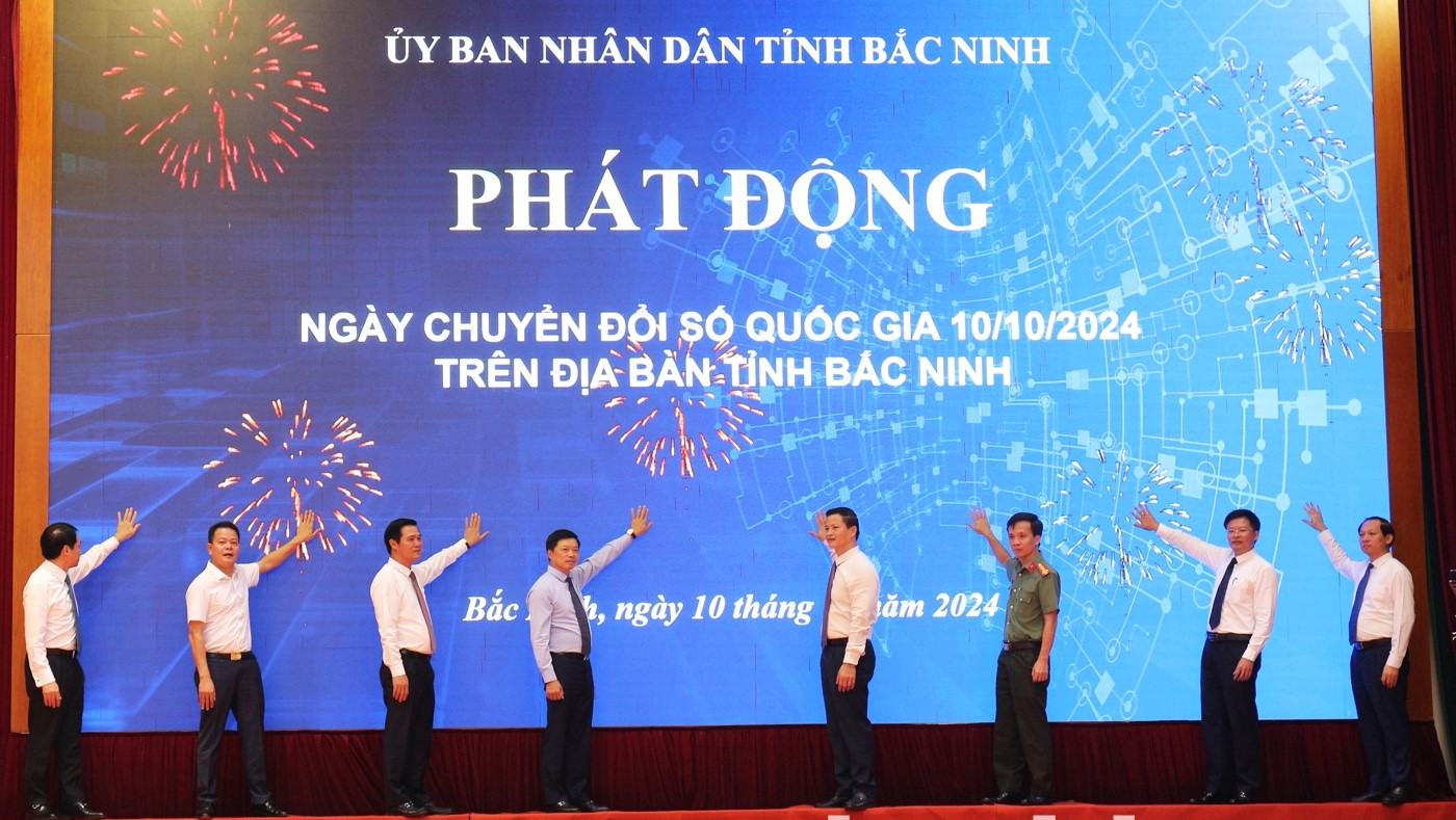 Chủ tịch UBND tỉnh Vương Quốc Tuấn (thứ 4 từ phải qua) và các đồng chí lãnh đạo bấm nút phát động Ngày Chuyển đổi số Quốc gia 10/10/2024 trên địa bàn tỉnh.