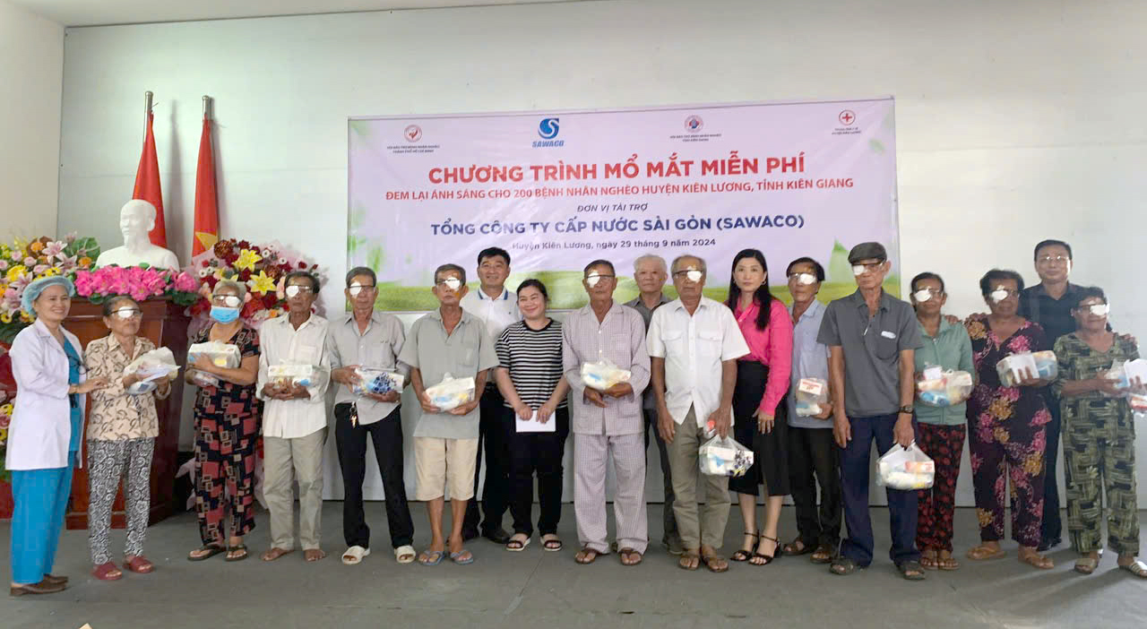 Đồng chí Lý Bửu Nghĩa, Phó Bí thư Thường trực Đảng ủy SAWACO trao qua cho các bệnh nhân