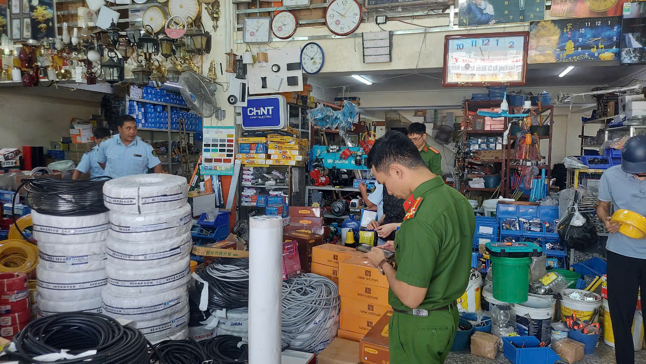 Lực lượng chức năng kiểm tra cơ sở kinh doanh Lực lượng chức năng kiểm tra cơ sở kinh doanh