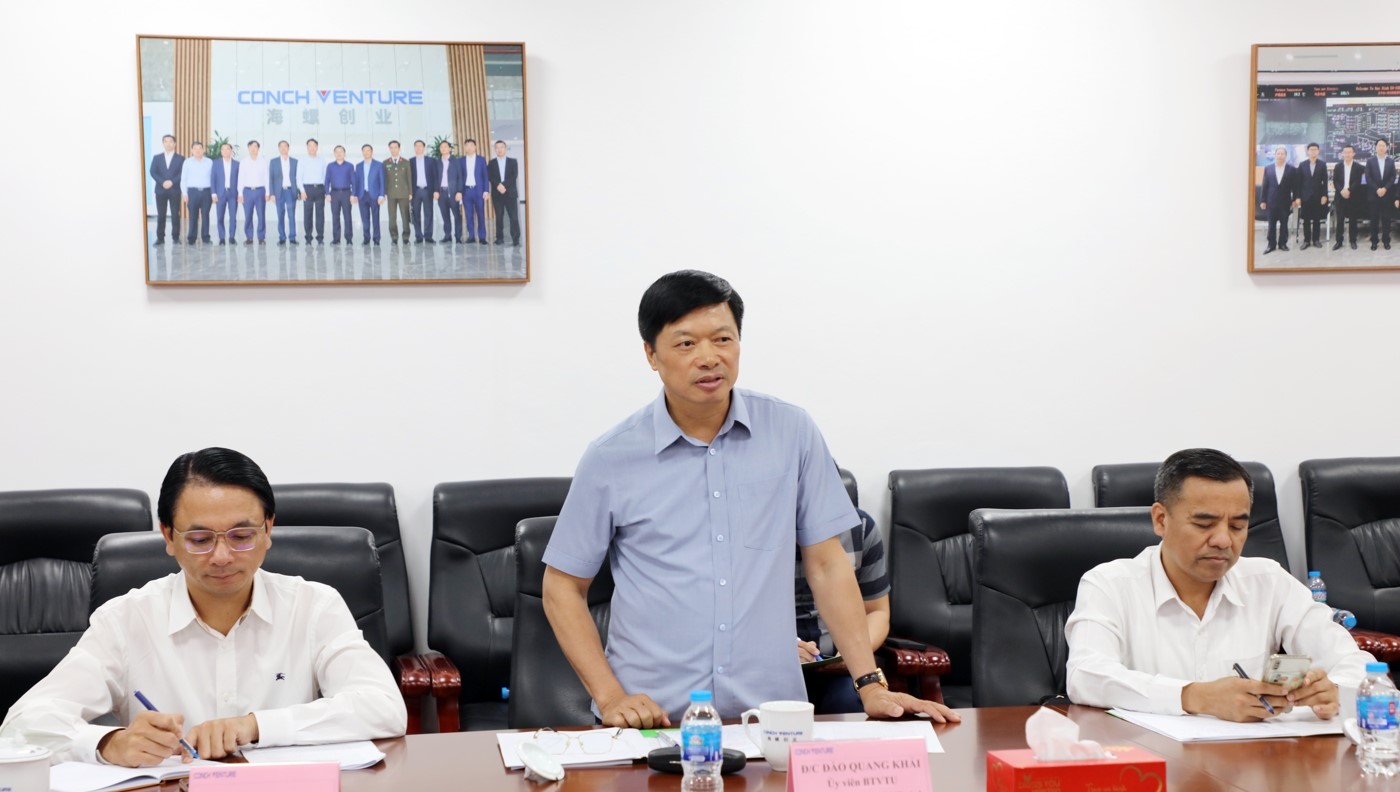Phó Chủ tịch Thường trực UBND tỉnh Đào Quang Khải phát biểu tại buổi làm việc với Công ty TNHH năng lượng mới EU-CONCH VENTURE Bắc Ninh.