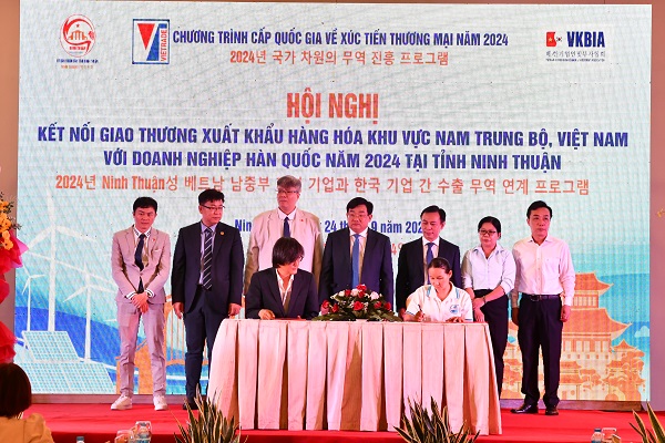 Ký kết hợp tác giữa các chủ thể OCOP Ninh Thuận với các doanh nhân Hàn Quio61c tại Hội nghị kết nối giao thương xuất khẩu hàng hóa khu vực Nam Trung Bộ, Việt Nam với doanh nghiệp Hàn Quốc năm 2024 tại tỉnh Ninh Thuận