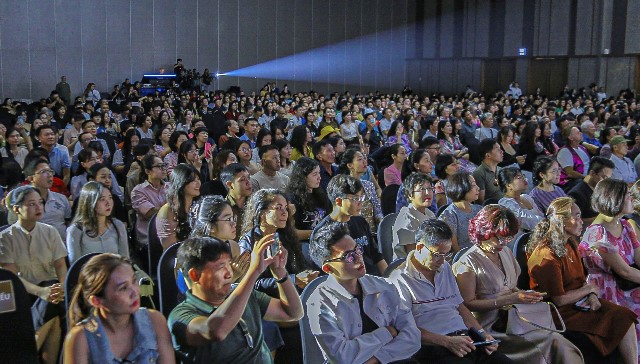 Ngay từ sớm đã có rất nhiều khán giả trong và ngoài nước đến để thưởng thức những tác phẩm âm nhạc tuyệt vời của đêm diễn. Ngay từ sớm đã có rất nhiều khán giả trong và ngoài nước đến để thưởng thức những tác phẩm âm nhạc tuyệt vời của đêm diễn.