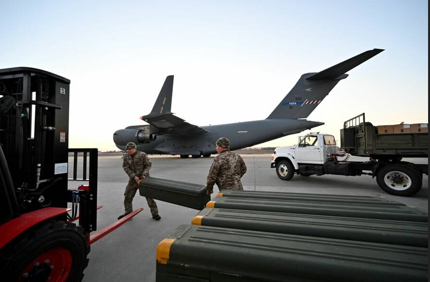 Binh sĩ Ukraine di chuyển tên lửa FIM-92 Stinger do Mỹ sản xuất tại sân bay Boryspil ở Kiev. Ảnh: Getty Images