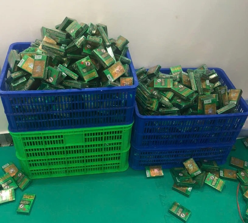 Dầu gió giả thu giữ tại hiện trường. (Nguồn: Báo Long An)