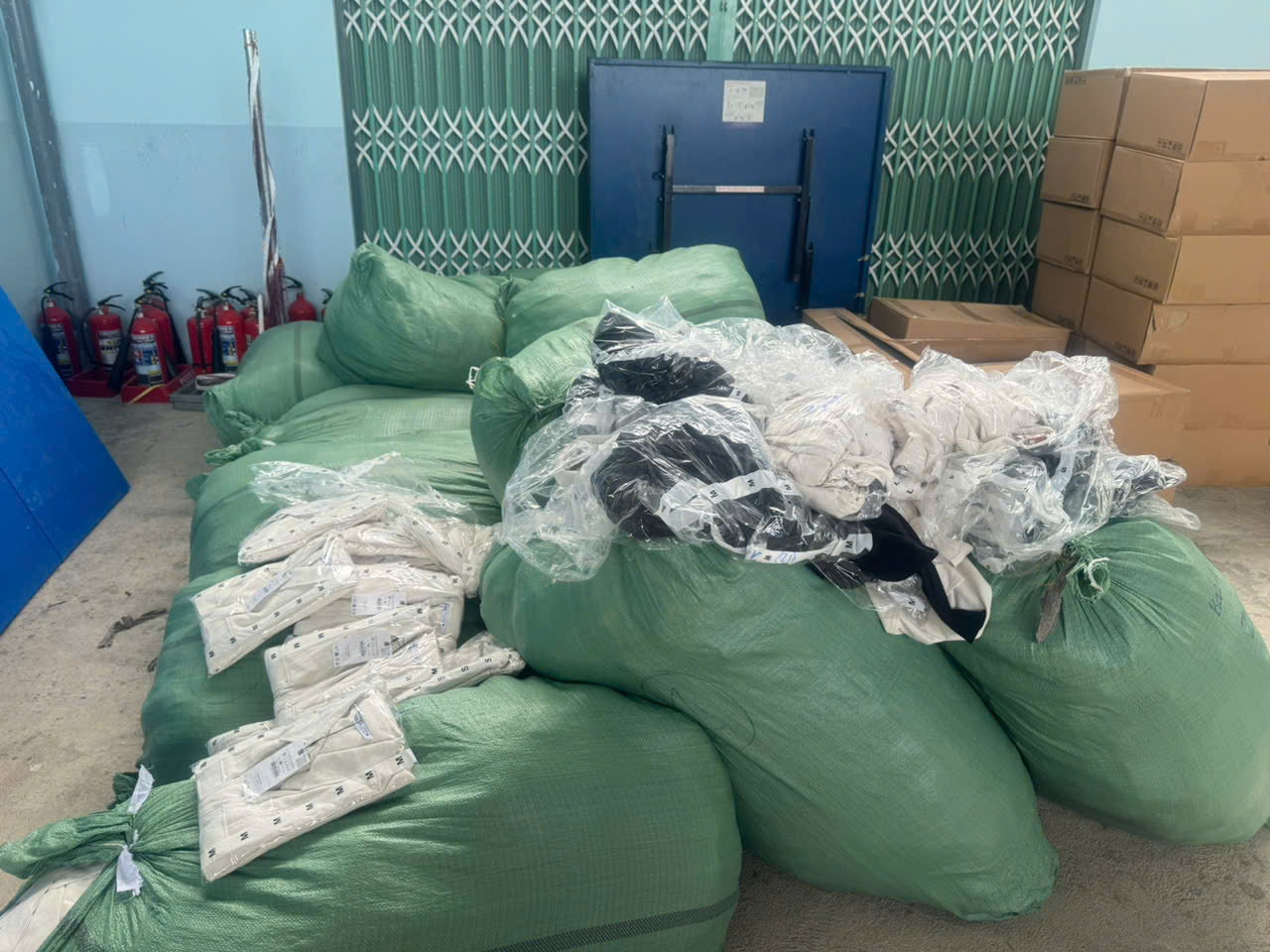 Thu giữ hàng nghìn sản phẩm mang nhãn hiệu Zara, Mango bị làm giả được vận chuyển đi tiêu thụ