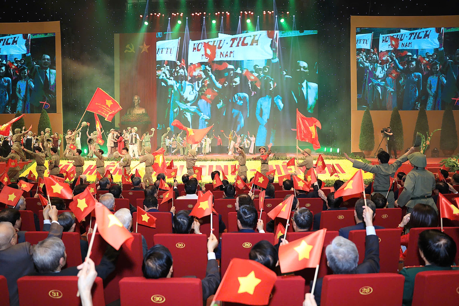 Tiết mục nghệ thuật chào mừng lễ kỷ niệm. Ảnh: Thành Thái