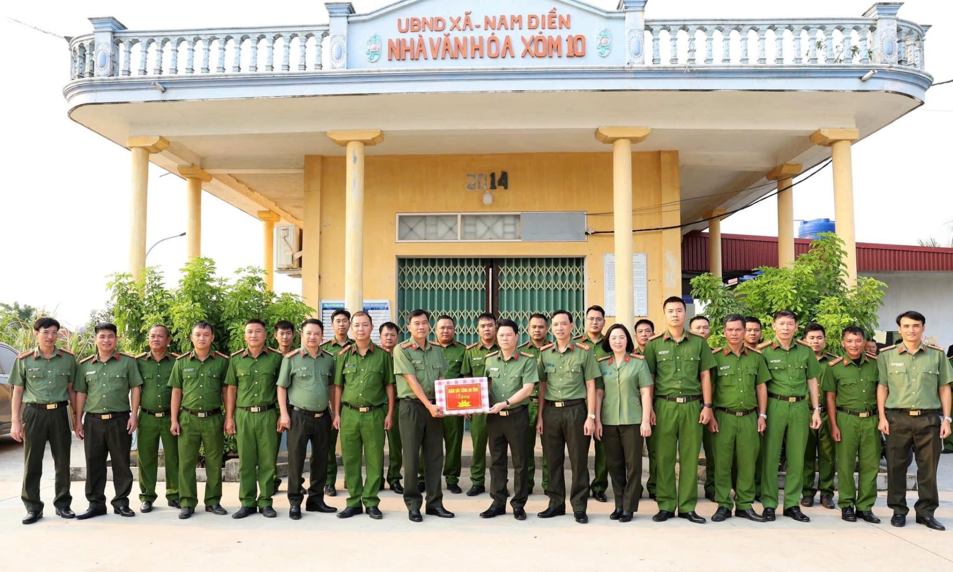 Giám đốc Công an tỉnh Nam Định tặng quà, động viên cán bộ, chiến sĩ huyện Nghĩa Hưng.