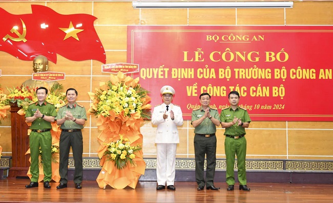 Các cơ quan, đơn vị tặng hoa chúc mừng tân Giám đốc Công an tỉnh Quảng Bình.