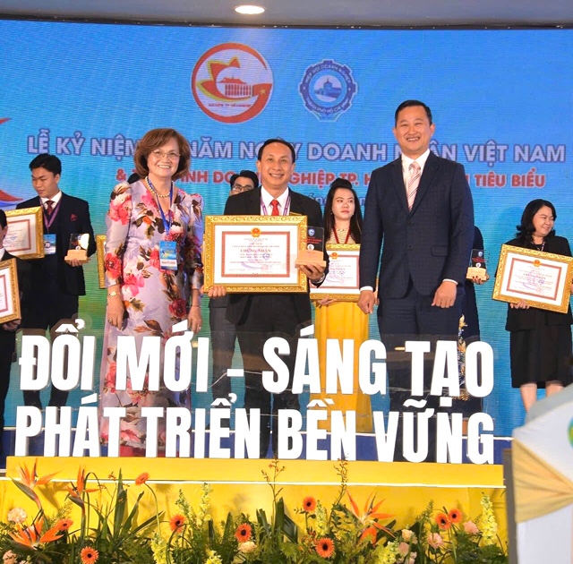 Ông Nguyễn Viết Hồng, Chủ tịch HĐQT- Tổng giám đốc Vina CHG nhận Danh hiệu Doanh nghiệp, doanh nhân tiêu biểu TP.HCM năm 2024