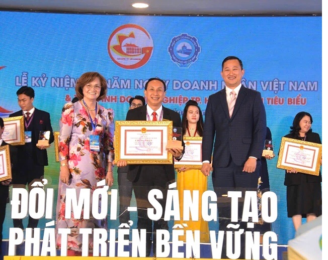 Vina CHG được tôn vinh danh hiệu Doanh nghiệp - Doanh nhân tiêu biểu TP.HCM năm 2024
