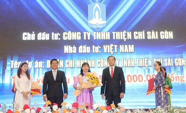 Lãnh đạo tỉnh BR-VT trao giấy chứng nhận đầu tư cho Nhà đầu tư