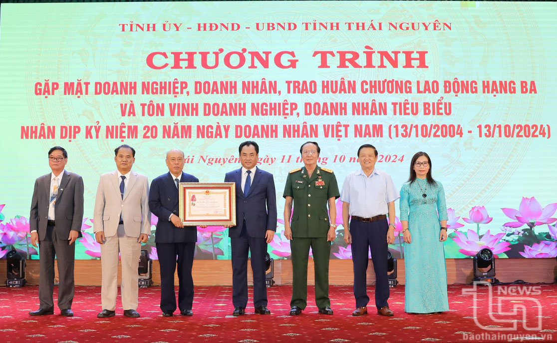 Thừa ủy quyền của Chủ tịch nước, đồng chí Trịnh Việt Hùng, Ủy viên dự khuyết Trung ương Đảng, Bí thư Tỉnh ủy Thái Nguyên, trao Huân chương Độc lập hạng Ba tặng Hiệp hội Doanh nghiệp tỉnh (Ảnh: Báo Thái Nguyên)