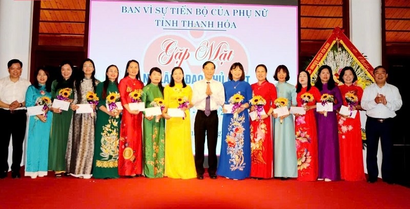 thay mặt các đồng chí lãnh đạo tỉnh, Phó Chủ tịch UNBD tỉnh, Trưởng Ban VSTBCPN tỉnh Đầu Thanh Tùng đã tặng hoa, quà cho các nữ lãnh đạo chủ chốt của tỉnh