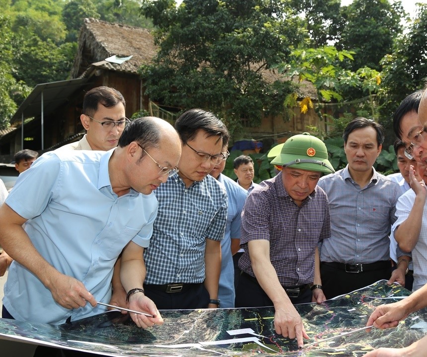 Phó Bí thư Thường trực Tỉnh uỷ Lại Thế Nguyên khảo sát phương án thực hiện dự án Đường giao thông kết nối liên vùng.