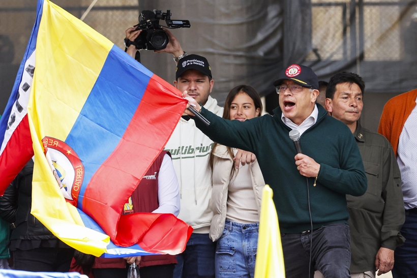 Tổng thống Colombia Gustavo Petro vẫy quốc kỳ Colombia trong cuộc tuần hành kỷ niệm Ngày Quốc tế Lao động 1/5 tại quảng trường Bolivar ở thủ đô Bogota, ngày 1/5. Ảnh EPA.