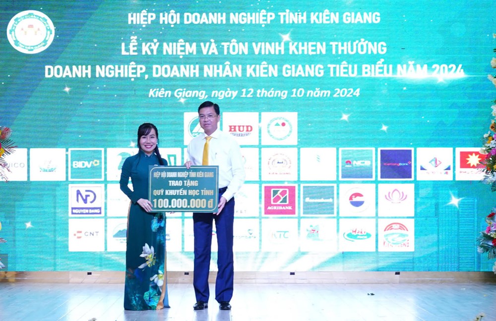 Đại diện Hiệp hội Doanh nghiệp tỉnh Kiên Giang trao 100 triệu đồng cho Quỹ khuyến học tỉnh Kiên Giang