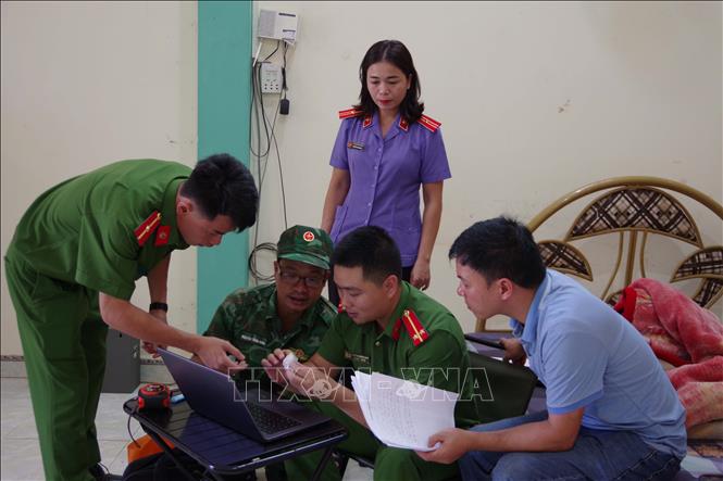 Lực lượng chức năng khám xét nơi ở của đối tượng Phạm Trung Thành, thu giữ túi ni lông chứa chất rắn màu trắng dạng tinh thể (nghi là ma tuý đá)