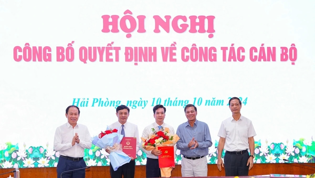 Thường trực Thành uỷ Hải Phòng trao Quyết định cho ông Phạm Ngọc Dương và ông Đặng Đông Anh.