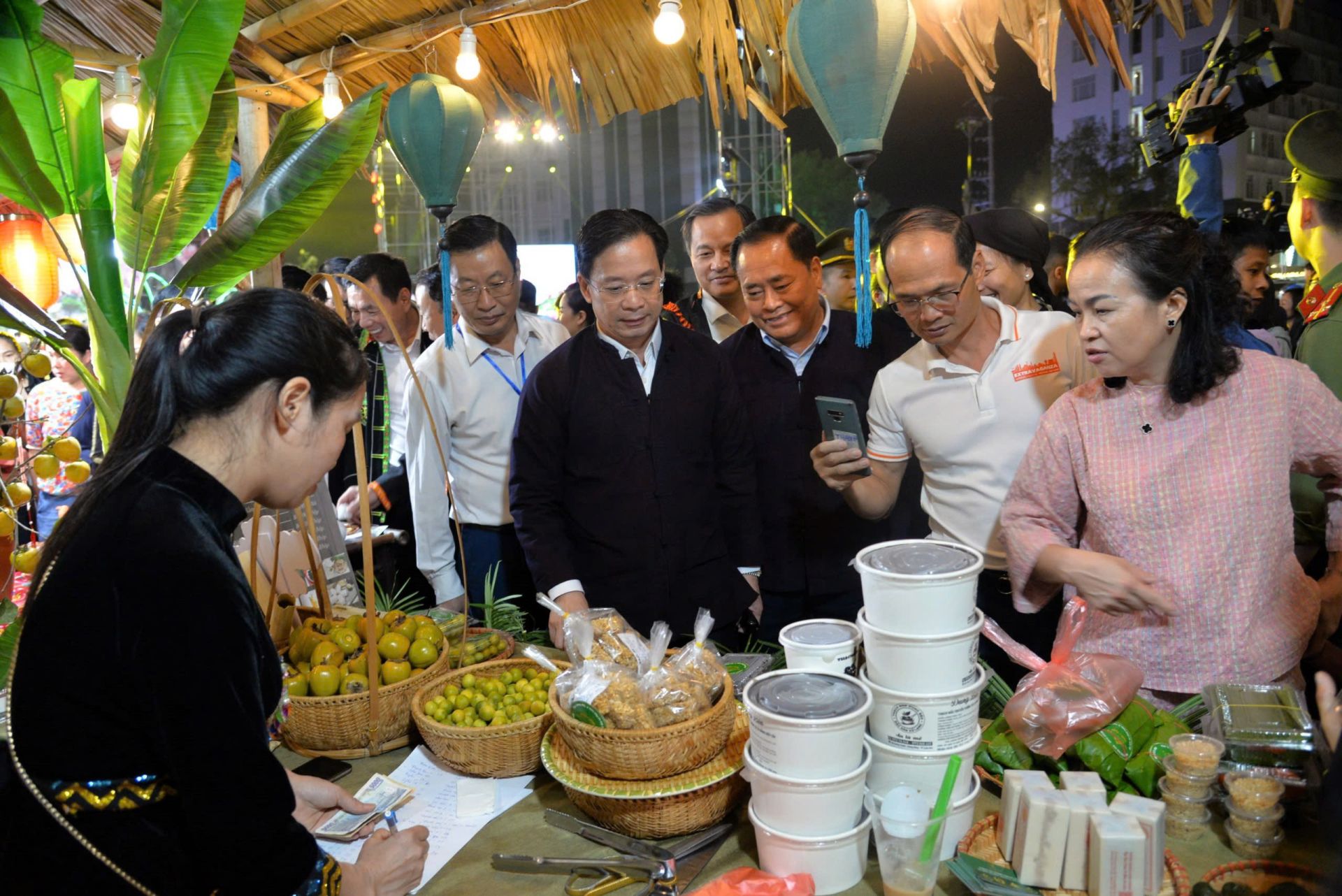 Các đồng chí lãnh đạo tỉnh Lạng Sơn tham quan các gian hàng trưng bày sản phẩm OCOP, đặc sản địa phương tại Ngày hội