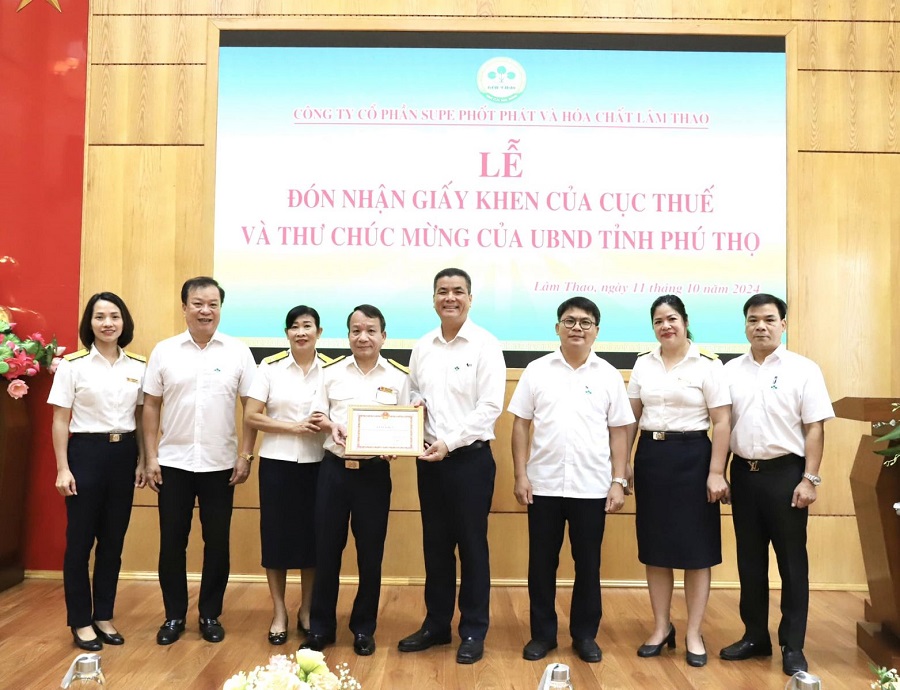 Phó Trưởng phòng Thanh tra thuế số 1, Cục Thuế tỉnh Phú Thọ Trần Thái Nam trao tặng Giấy khen cho Supe Lâm Thao