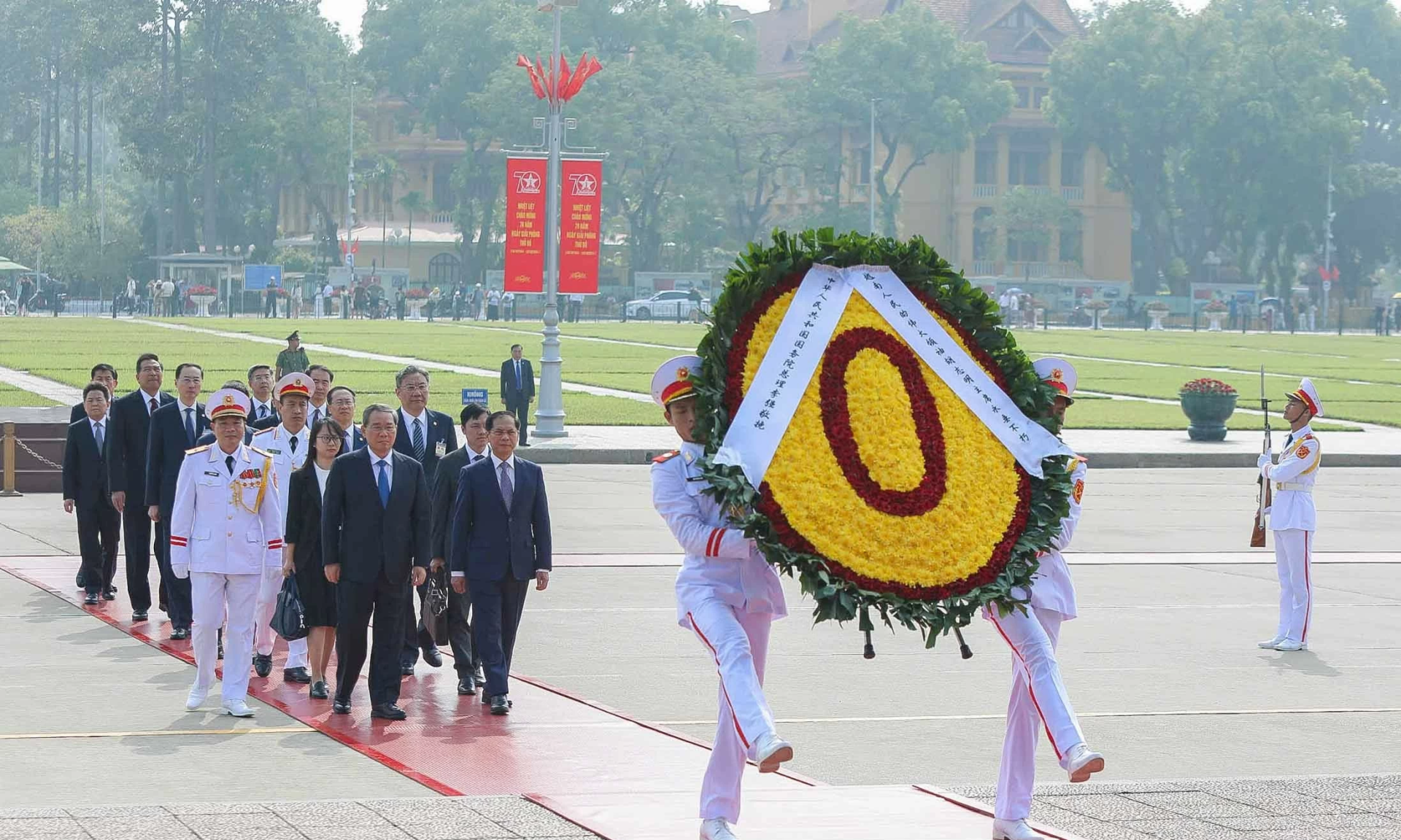 Thủ tướng Trung Quốc Lý Cường vào Lăng viếng Chủ tịch Hồ Chí Minh