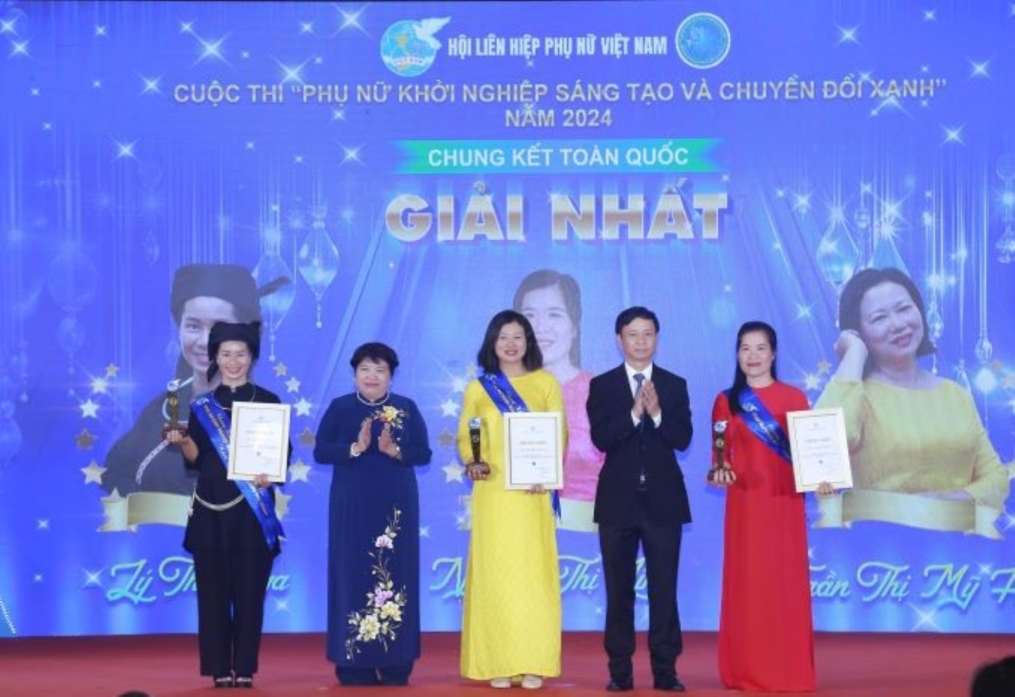 Chị Lý Thị Nga, huyện Bình Gia, tỉnh Lạng Sơn ( mặc áo dân tộc) với Dự án “Chăn nuôi gà thảo dược vi sinh dưới tán hồi” là 1 trong 3 người được Ban Tổ chức trao giải nhất tại Cuộc thi “Phụ nữ khởi nghiệp sáng tạo và chuyển đổi xanh” năm 2024