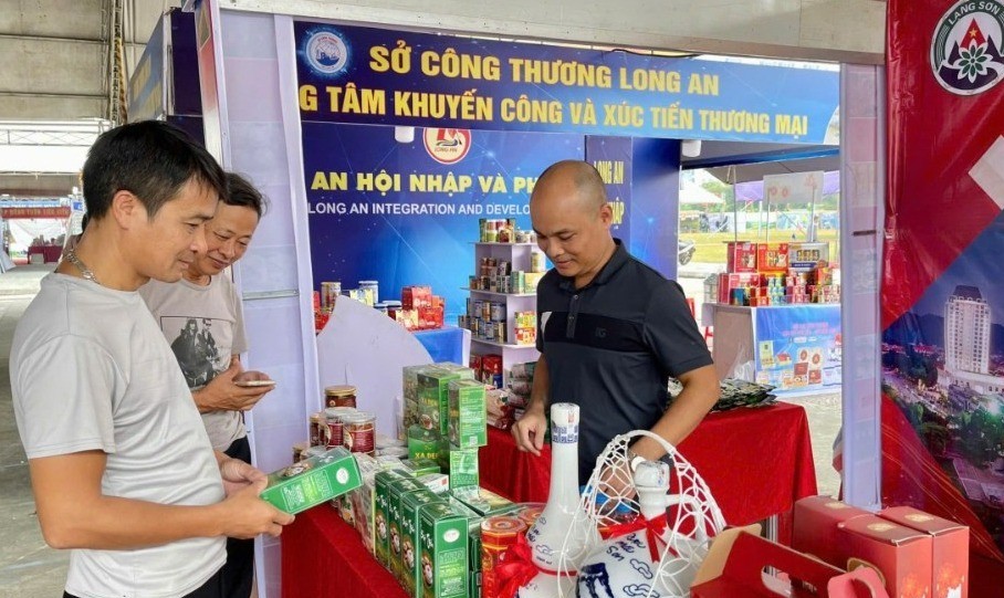 Khách tham quan gian trưng bày, quảng bá các sản phẩm đặc trưng của tỉnh Lạng Sơn tại Hội chợ