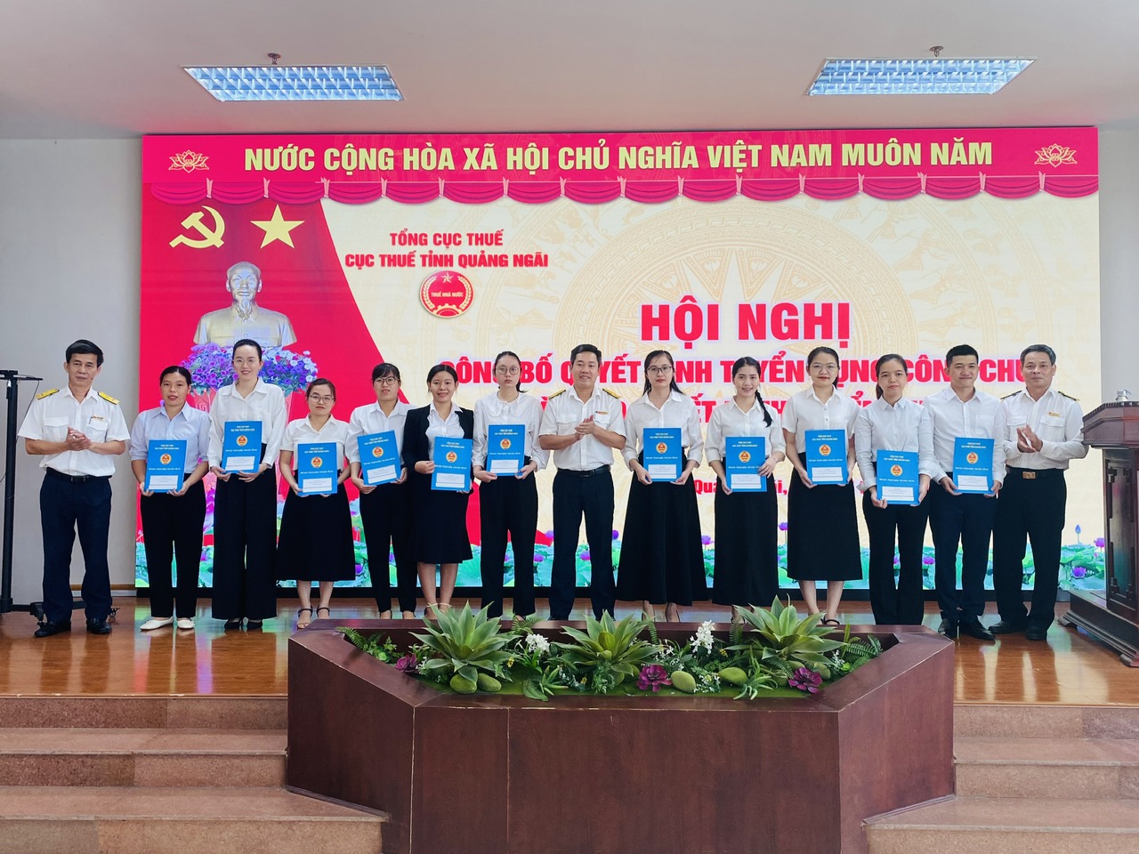 Cục Thuế Quảng Ngãi: Công bố và trao quyết định tuyển dụng công chức thuế năm 2024