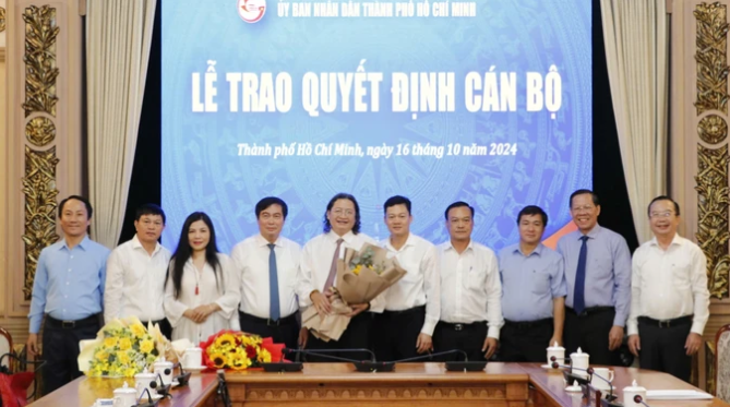 Chủ tịch UBND TP. Hồ Chí Minh cùng các đại biểu chúc mừng ông Nguyễn Minh Nhựt